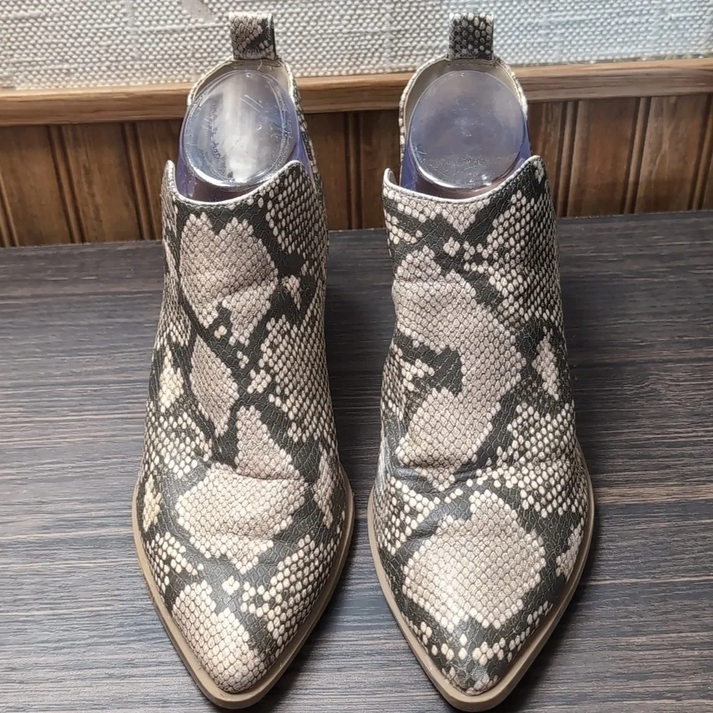 Universal Thread Faux Snakeskin Pointed Chelsea Bootie Size 8